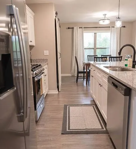 Brand New 3 Bedroom! Apartment *