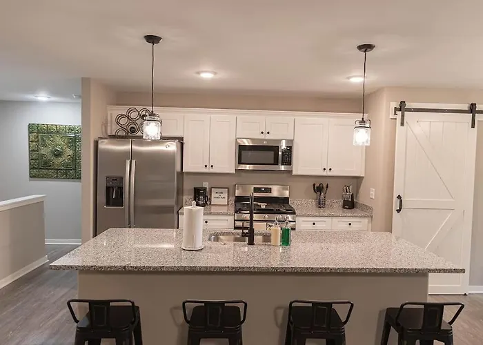 Brand New 3 Bedroom! Apartment *